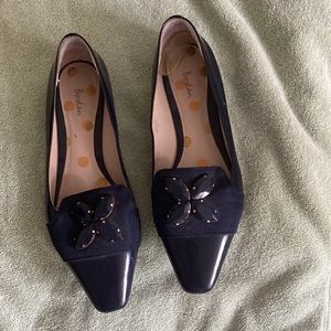 Navy flats -Boden- with embellishment on front.